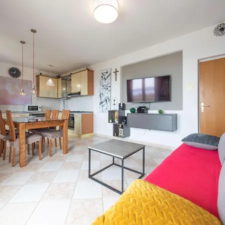 2 Bedroom In Kastel Gomilica Casa vacanze
