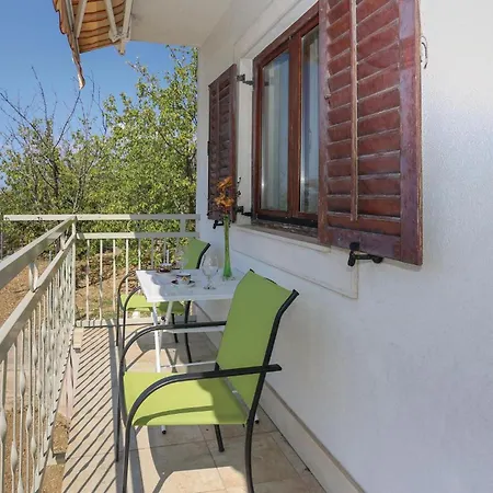 2 Bedroom In Kastel Gomilica Casa vacanze Kaštela