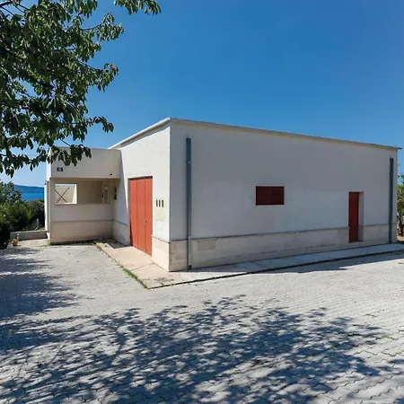 2 Bedroom In Kastel Gomilica