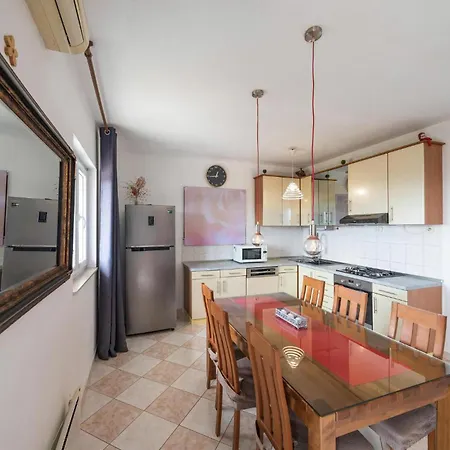 2 Bedroom In Kastel Gomilica Ferienhaus