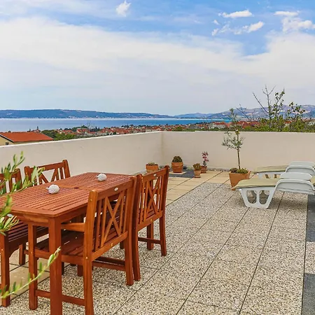2 Bedroom In Kastel Gomilica Ferienhaus *