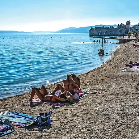 2 Bedroom In Kastel Gomilica