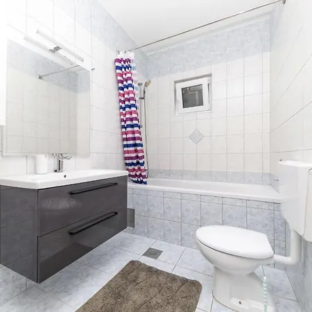 Dom wakacyjny Kastel Gomilica With Sea View I *